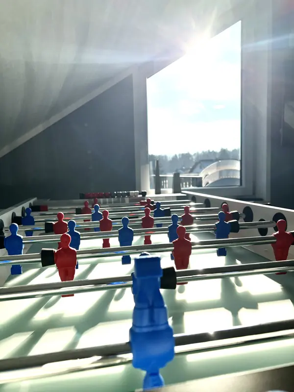Wir bleiben gemeinsam am Ball. Nicht nur bei einem Tischkicker-Match.